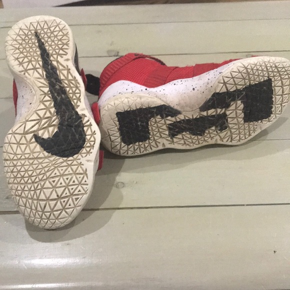 Boys basketball shoes Nike Lebron’s - Picture 2 of 3